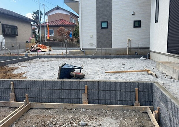 【庭】庭があることでガーデニングや家庭菜園はもちろん、こどもの遊び場やペットを放して遊ぶことができます。また、家の周囲に余裕があるということです。隣地との間があれば、十分な日当たりと、風通しが確保できます。