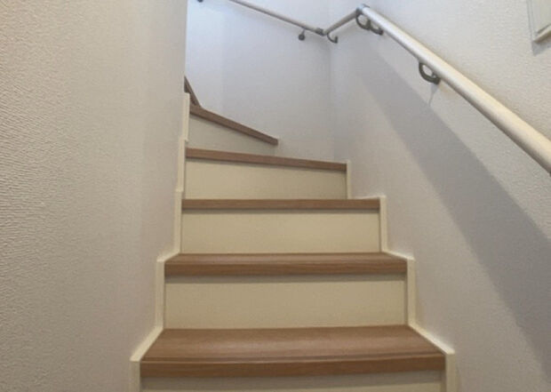 【内装】建物の上下階の通路である階段は、その位置によって動線や室内の印象が大きく左右されます。手摺にも重要な役割があり、転倒の防止・歩行や動作を円滑にして日常生活を支えることを主な目的として設置されています。