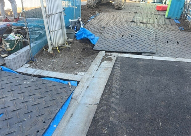 【庭_2】庭のある家に住むことのメリットとして、子どもたちの遊び場を確保できること、ガーデニングや家庭菜園を楽しめること、明るさを確保できることがあります。また、配置を工夫することでプライバシーが確保できます。