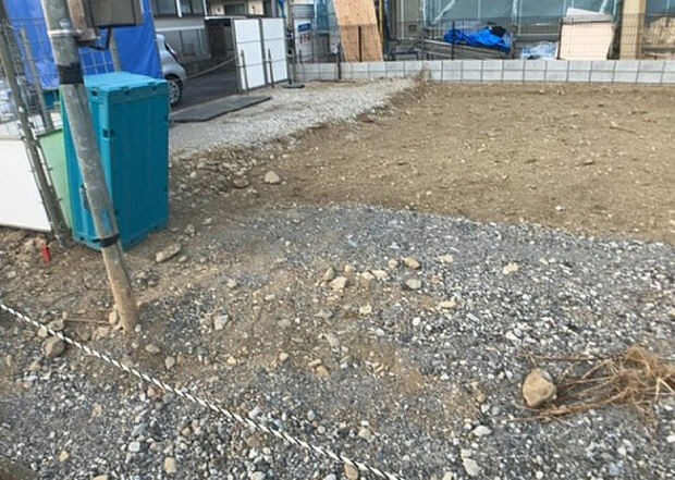 【構造・工法・仕様_2】ベタ基礎とは、柱の位置に関係なく全体に基礎がある事を指し、面積が大きい分建物の重さを全体に分散できます。また、地面からの湿気や害虫を遮断でき、木造住宅で心配されるシロアリ被害を防ぐ効果も期待できます。