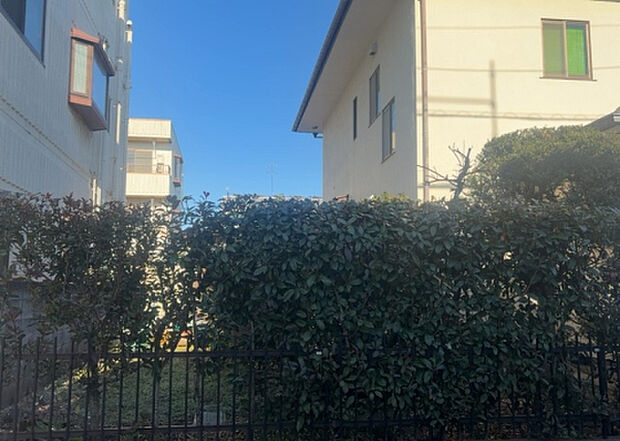 【物件からの展望_2】眺望を気にして物件を探す場合、前面に建物が建っていないか現地で確認しましょう!前面に建物があると景色はもちろん、日当たりや風通しにも影響が出てきます。住んだ時のことを想像しながら現地見学をしましょう。