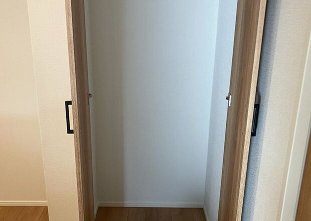 【キッチン床下収納】キッチン床下収納は、調理器具や食器などをスッキリと収納できる便利なスペースです。収納量が多いもの、引き出しがスムーズに開閉するものなど、使い勝手の良いものを選ぶことが大切です。また、湿気がこもりやすい場所なので、通気性の良いものを選ぶこともおすすめです。