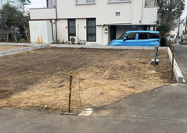 【玄関_2】玄関は、狭すぎると複数人で使いにくく、広すぎても無駄な空間になりがちです。最低2畳を目安にして、家の広さとの兼ね合いや家族の人数を考慮して決めるとよいでしょう。現地を見学して快適な玄関を選びましょう!