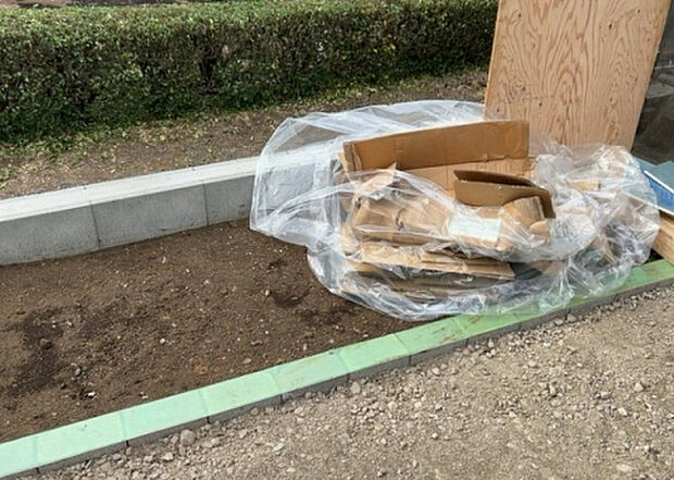 【庭_2】庭のある家に住むことのメリットとして、子どもたちの遊び場を確保できること、ガーデニングや家庭菜園を楽しめること、明るさを確保できることがあります。また、配置を工夫することでプライバシーが確保できます。