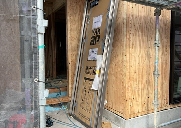 【玄関_2】玄関は、狭すぎると複数人で使いにくく、広すぎても無駄な空間になりがちです。最低2畳を目安にして、家の広さとの兼ね合いや家族の人数を考慮して決めるとよいでしょう。現地を見学して快適な玄関を選びましょう!