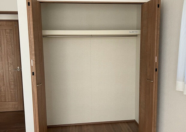 【ウォークインクローゼット】ウォークインクローゼットがあれば、クローゼット内でコーディネートが完成できますし、季節の変わり目に行う衣替えの手間も省けます。また、スーツケースなど大きいものもしまうことができ使い勝手がよいです。
