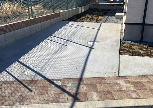 【駐車場】駐車場と明記されていても、最小スペースでつくられた駐車場だと大型車は駐車できなかったり、出入りしにくくなったりする可能性があります。お車のサイズと購入したい物件の駐車場のサイズを現地で確認しましょう。