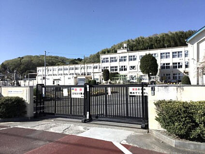 加住中学校 1850m(徒歩24分)