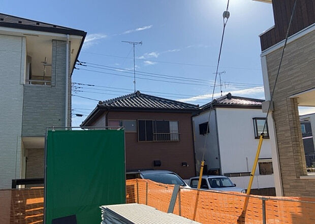 【物件からの展望_2】眺望を気にして物件を探す場合、前面に建物が建っていないか現地で確認しましょう!前面に建物があると景色はもちろん、日当たりや風通しにも影響が出てきます。住んだ時のことを想像しながら現地見学をしましょう。