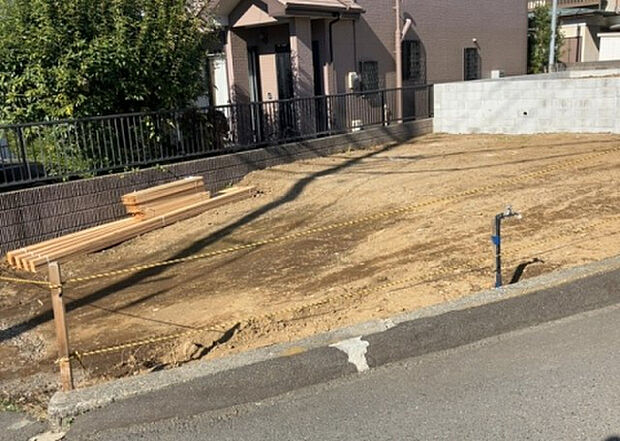 【駐車場_2】駐車場と明記されていても、最小スペースでつくられた駐車場だと大型車は駐車できなかったり、出入りしにくくなったりする可能性があります。お車のサイズと購入したい物件の駐車場のサイズを現地で確認しましょう。