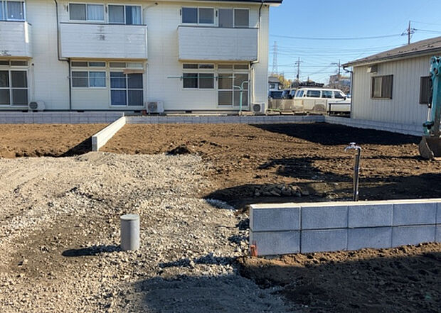 【玄関】玄関は家の顔でもあり、家族以外の目にも止まる場所です。玄関は外との間を仕切る扉、靴などをしまっておく収納スペース、靴脱ぎのたたきスペース、来客とのやり取りをするドアホンなど複数のアイテムからなります。