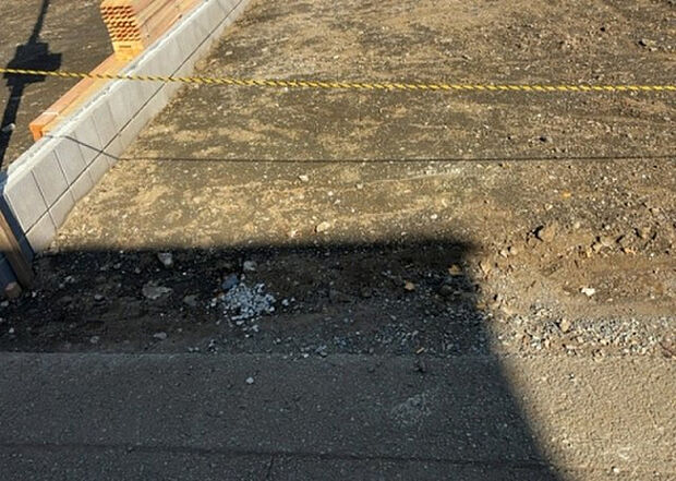 【庭_2】庭のある家に住むことのメリットとして、子どもたちの遊び場を確保できること、ガーデニングや家庭菜園を楽しめること、明るさを確保できることがあります。また、配置を工夫することでプライバシーが確保できます。