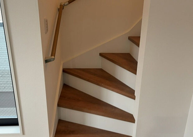 【内装】建物の上下階の通路である階段は、その位置によって動線や室内の印象が大きく左右されます。手摺にも重要な役割があり、転倒の防止・歩行や動作を円滑にして日常生活を支えることを主な目的として設置されています。