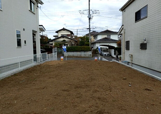 【外観_3】現地に行くなら、物件の周囲の地形がどうなっているかを見ることも大切です。周辺より低くなっている土地では、大雨などで水が集まりやすいため、地盤が弱くなっているということも考えられるため、注意が必要です。