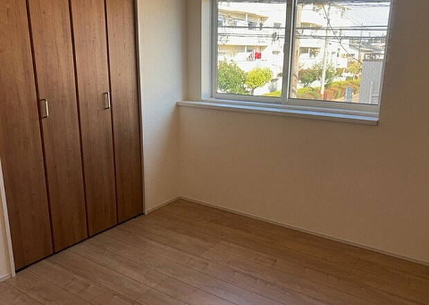 【洋室】洋室のメリットは重い家具が置きやすく、身の回りが整理しやすいことです。 床がフローリングのため畳とは異なり凹みにくいです。 クローゼットなど収納が豊富で、普段使わない旅行カバンや服の整頓も簡単にです。