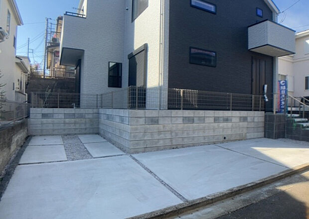 【駐車場】駐車場と明記されていても、最小スペースでつくられた駐車場だと大型車は駐車できなかったり、出入りしにくくなったりする可能性があります。お車のサイズと購入したい物件の駐車場のサイズを現地で確認しましょう。