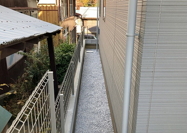 【庭】庭があることでガーデニングや家庭菜園はもちろん、こどもの遊び場やペットを放して遊ぶことができます。また、家の周囲に余裕があるということです。隣地との間があれば、十分な日当たりと、風通しが確保できます。