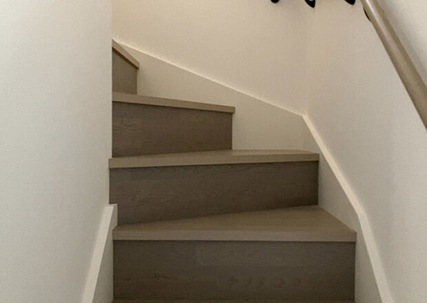 【内装】建物の上下階の通路である階段は、その位置によって動線や室内の印象が大きく左右されます。手摺にも重要な役割があり、転倒の防止・歩行や動作を円滑にして日常生活を支えることを主な目的として設置されています。