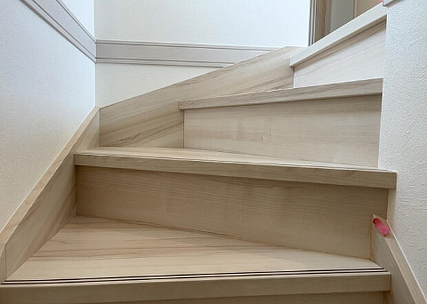 【内装】建物の上下階の通路である階段は、その位置によって動線や室内の印象が大きく左右されます。手摺にも重要な役割があり、転倒の防止・歩行や動作を円滑にして日常生活を支えることを主な目的として設置されています。