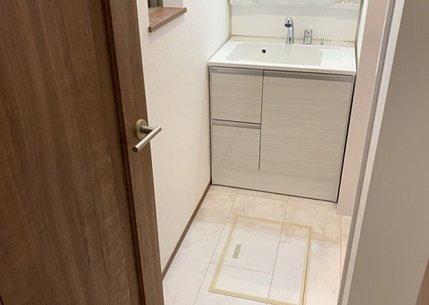 【脱衣場】多くの戸建て住宅で見かける洗面脱衣所は、洗面台と洗濯機が2畳ほどのスペースに並べられていて、洗面所が脱衣所を兼ね備えている間取りが一般的です。お客様が利用することもある、パブリックな空間でもあります。