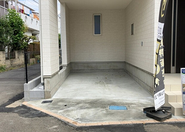 【駐車場】駐車場と明記されていても、最小スペースでつくられた駐車場だと大型車は駐車できなかったり、出入りしにくくなったりする可能性があります。お車のサイズと購入したい物件の駐車場のサイズを現地で確認しましょう。