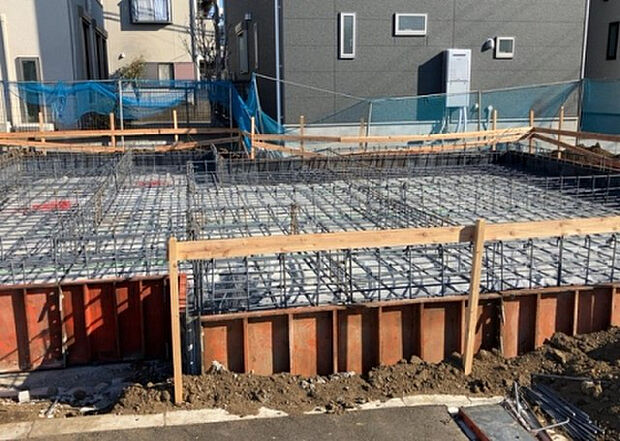 【外観_3】現地に行くなら、物件の周囲の地形がどうなっているかを見ることも大切です。周辺より低くなっている土地では、大雨などで水が集まりやすいため、地盤が弱くなっているということも考えられるため、注意が必要です。