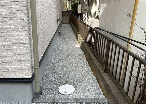 【庭】庭があることでガーデニングや家庭菜園はもちろん、こどもの遊び場やペットを放して遊ぶことができます。また、家の周囲に余裕があるということです。隣地との間があれば、十分な日当たりと、風通しが確保できます。