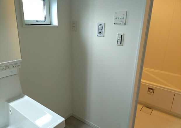 【ランドリースペース】ランドリースペースも気になります。洗濯機置場があり「洗う、干す、取り込む、アイロンがけ、たたむ」など、洗濯に関する家事をするための空間です。広さや収納など付帯設備も含めて、詳細は現地でご確認ください。