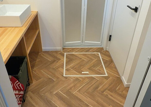 【脱衣場】多くの戸建て住宅で見かける洗面脱衣所は、洗面台と洗濯機が2畳ほどのスペースに並べられていて、洗面所が脱衣所を兼ね備えている間取りが一般的です。お客様が利用することもある、パブリックな空間でもあります。