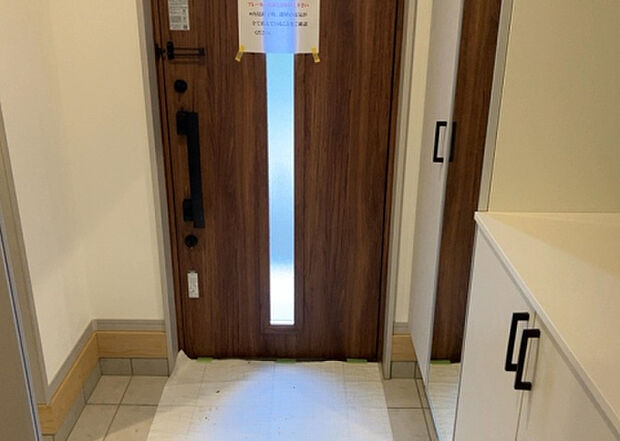 【玄関】玄関は家の顔でもあり、家族以外の目にも止まる場所です。玄関は外との間を仕切る扉、靴などをしまっておく収納スペース、靴脱ぎのたたきスペース、来客とのやり取りをするドアホンなど複数のアイテムからなります。