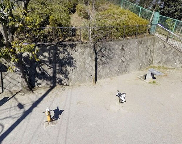 横川つつじ公園(約241m)