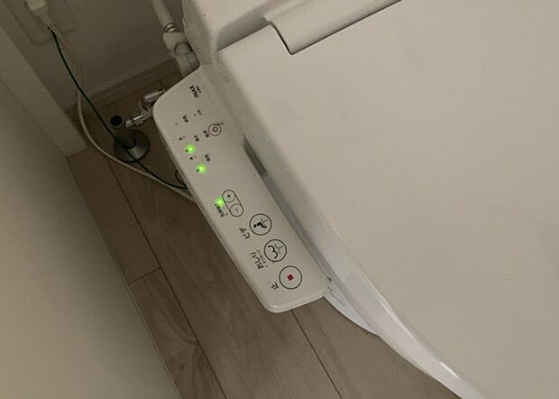 【ウォシュレット(リモコン)】ウォシュレットは、衛生面だけでなく、快適性も向上させる便利な設備です。洗浄機能の種類や水温調節機能など、様々な機能が付いたものが多くあります。リモコンも、操作が簡単で、使いやすいものを選びましょう。