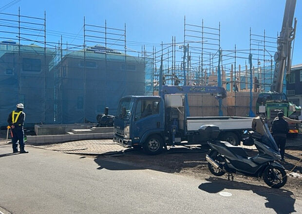 【庭_2】庭のある家に住むことのメリットとして、子どもたちの遊び場を確保できること、ガーデニングや家庭菜園を楽しめること、明るさを確保できることがあります。また、配置を工夫することでプライバシーが確保できます。