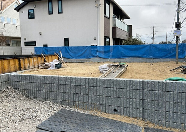 【庭_2】庭のある家に住むことのメリットとして、子どもたちの遊び場を確保できること、ガーデニングや家庭菜園を楽しめること、明るさを確保できることがあります。また、配置を工夫することでプライバシーが確保できます。