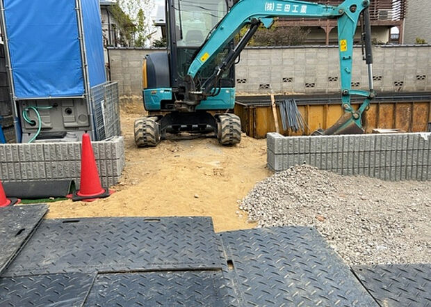 【玄関】玄関は家の顔でもあり、家族以外の目にも止まる場所です。玄関は外との間を仕切る扉、靴などをしまっておく収納スペース、靴脱ぎのたたきスペース、来客とのやり取りをするドアホンなど複数のアイテムからなります。