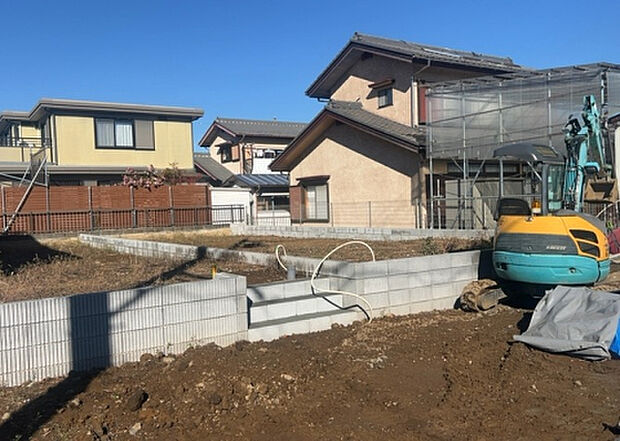 【構造・工法・仕様_2】ベタ基礎とは、柱の位置に関係なく全体に基礎がある事を指し、面積が大きい分建物の重さを全体に分散できます。また、地面からの湿気や害虫を遮断でき、木造住宅で心配されるシロアリ被害を防ぐ効果も期待できます。