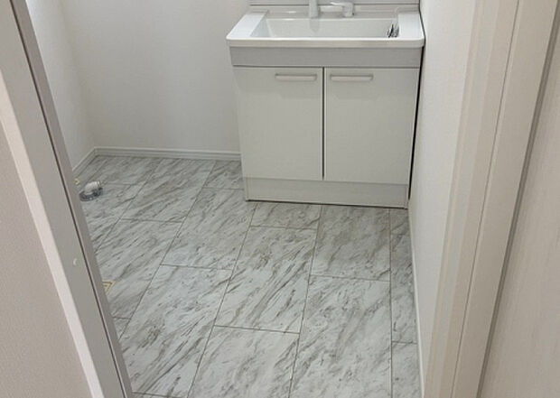 【脱衣場】多くの戸建て住宅で見かける洗面脱衣所は、洗面台と洗濯機が2畳ほどのスペースに並べられていて、洗面所が脱衣所を兼ね備えている間取りが一般的です。お客様が利用することもある、パブリックな空間でもあります。