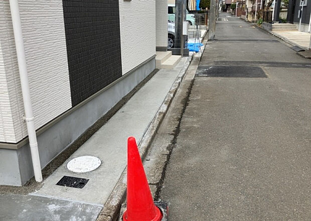 【庭】庭があることでガーデニングや家庭菜園はもちろん、こどもの遊び場やペットを放して遊ぶことができます。また、家の周囲に余裕があるということです。隣地との間があれば、十分な日当たりと、風通しが確保できます。