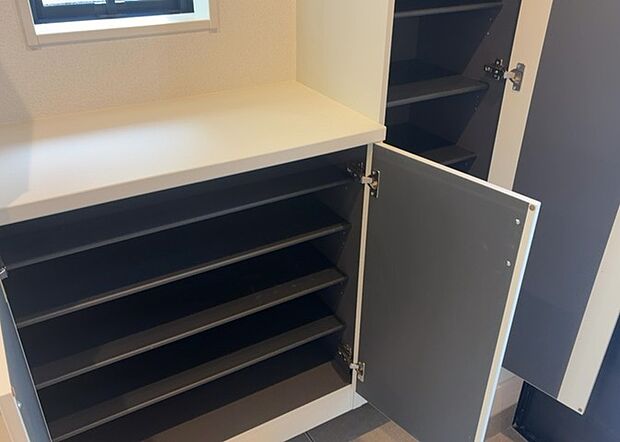 【玄関収納】玄関収納は、靴や傘、コートなどをスッキリと収納できるだけでなく、来客時に見せる顔となるため、家の顔とも言えます。収納量だけでなく、デザイン性も重視したいところです。ミラー付きの収納であれば、外出前の身だしなみチェックにも便利です。