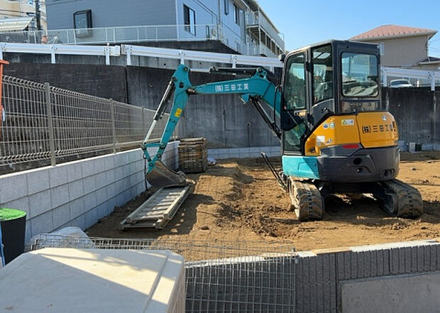 【庭_2】庭のある家に住むことのメリットとして、子どもたちの遊び場を確保できること、ガーデニングや家庭菜園を楽しめること、明るさを確保できることがあります。また、配置を工夫することでプライバシーが確保できます。
