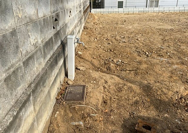 【その他設備】敷地内には、散水栓や立水栓があります。水道水を直接利用できるため、水を運ぶ手間を省くことが出来ます。大量の水を必要とする洗車作業や清掃などに役立ちます。その他設備とあわせて、現地でご確認ください。