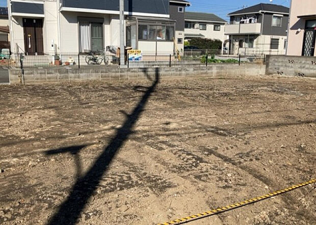 【構造・工法・仕様_2】ベタ基礎とは、柱の位置に関係なく全体に基礎がある事を指し、面積が大きい分建物の重さを全体に分散できます。また、地面からの湿気や害虫を遮断でき、木造住宅で心配されるシロアリ被害を防ぐ効果も期待できます。