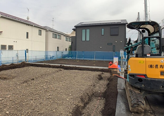 【庭_2】庭のある家に住むことのメリットとして、子どもたちの遊び場を確保できること、ガーデニングや家庭菜園を楽しめること、明るさを確保できることがあります。また、配置を工夫することでプライバシーが確保できます。