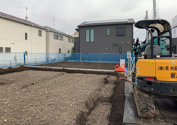 【玄関_2】玄関は、狭すぎると複数人で使いにくく、広すぎても無駄な空間になりがちです。最低2畳を目安にして、家の広さとの兼ね合いや家族の人数を考慮して決めるとよいでしょう。現地を見学して快適な玄関を選びましょう!