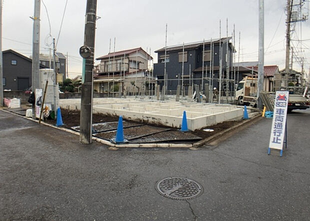 【前面道路含む現地写真_3】お持ちの車種によっては前面道路が広い方が便利でしょう。しかし、前面道路が広ければその分交通量が多くなるため、騒音などが気になる場合があります。実際に現地を見学し、周辺交通量や騒音などを確認しましょう!