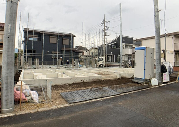 【庭_2】庭のある家に住むことのメリットとして、子どもたちの遊び場を確保できること、ガーデニングや家庭菜園を楽しめること、明るさを確保できることがあります。また、配置を工夫することでプライバシーが確保できます。