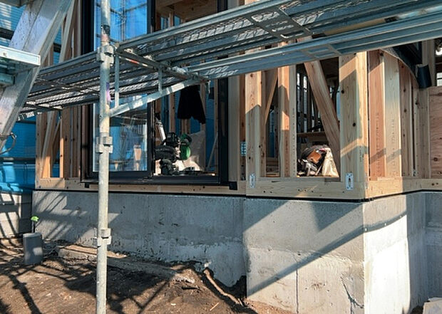 【外観_3】現地に行くなら、物件の周囲の地形がどうなっているかを見ることも大切です。周辺より低くなっている土地では、大雨などで水が集まりやすいため、地盤が弱くなっているということも考えられるため、注意が必要です。