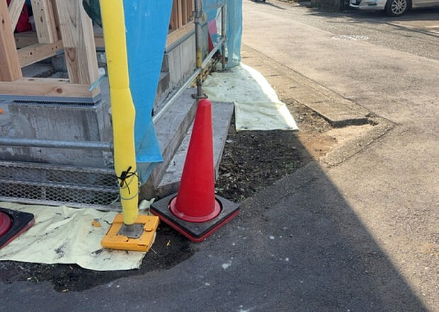 【庭_2】庭のある家に住むことのメリットとして、子どもたちの遊び場を確保できること、ガーデニングや家庭菜園を楽しめること、明るさを確保できることがあります。また、配置を工夫することでプライバシーが確保できます。