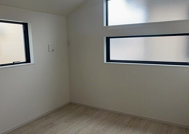 【子供部屋】子供が何人でも年齢によっては、受験時にしっかり壁のある個室があった方が良い場合もあります。難しい問題ですが、兄弟の人数や、性別や年齢差によって状況が異なりますので、数年後のこともしっかり考えましょう。