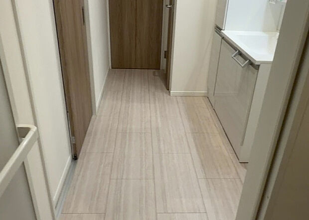 【脱衣場】多くの戸建て住宅で見かける洗面脱衣所は、洗面台と洗濯機が2畳ほどのスペースに並べられていて、洗面所が脱衣所を兼ね備えている間取りが一般的です。お客様が利用することもある、パブリックな空間でもあります。